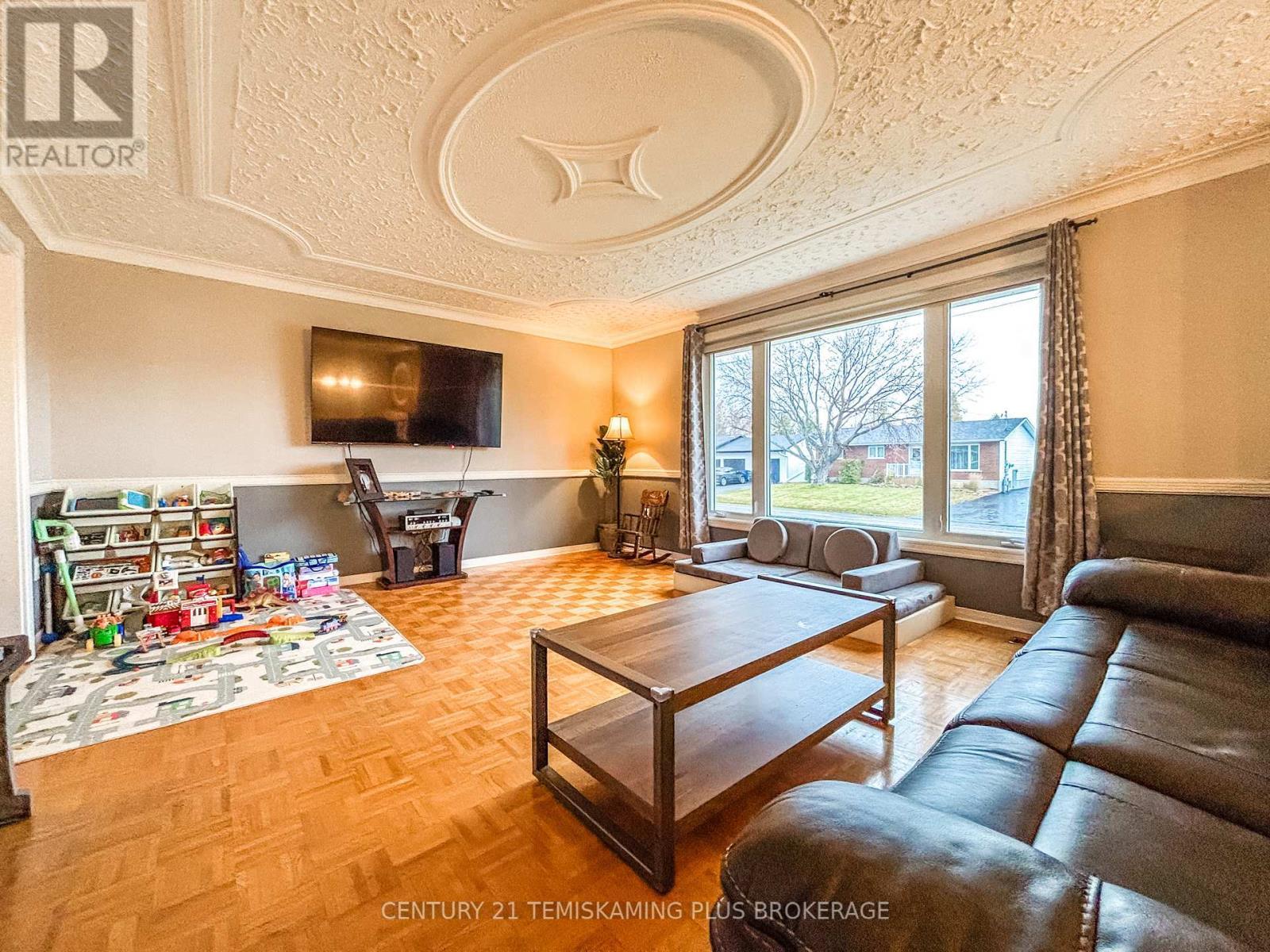 278 Laurette Street, Temiskaming Shores (New Liskeard), ON - Indoor Photo Showing Living Room