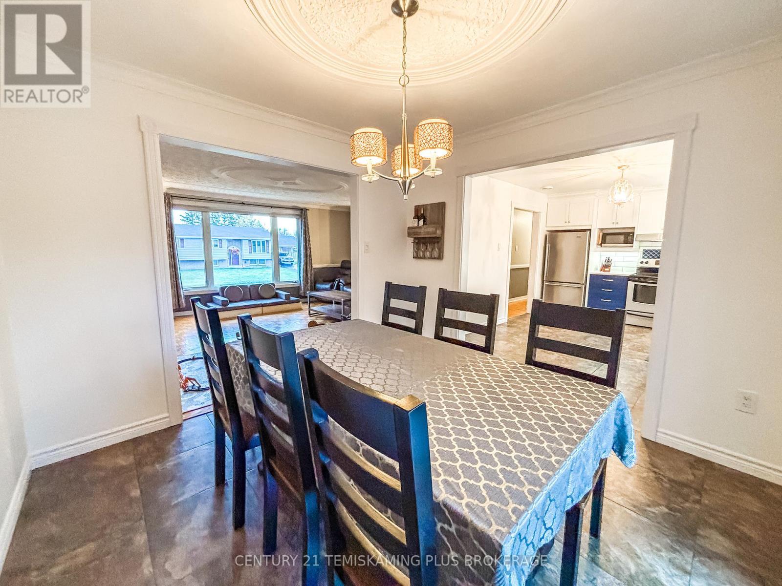 278 Laurette Street, Temiskaming Shores (New Liskeard), ON - Indoor Photo Showing Dining Room