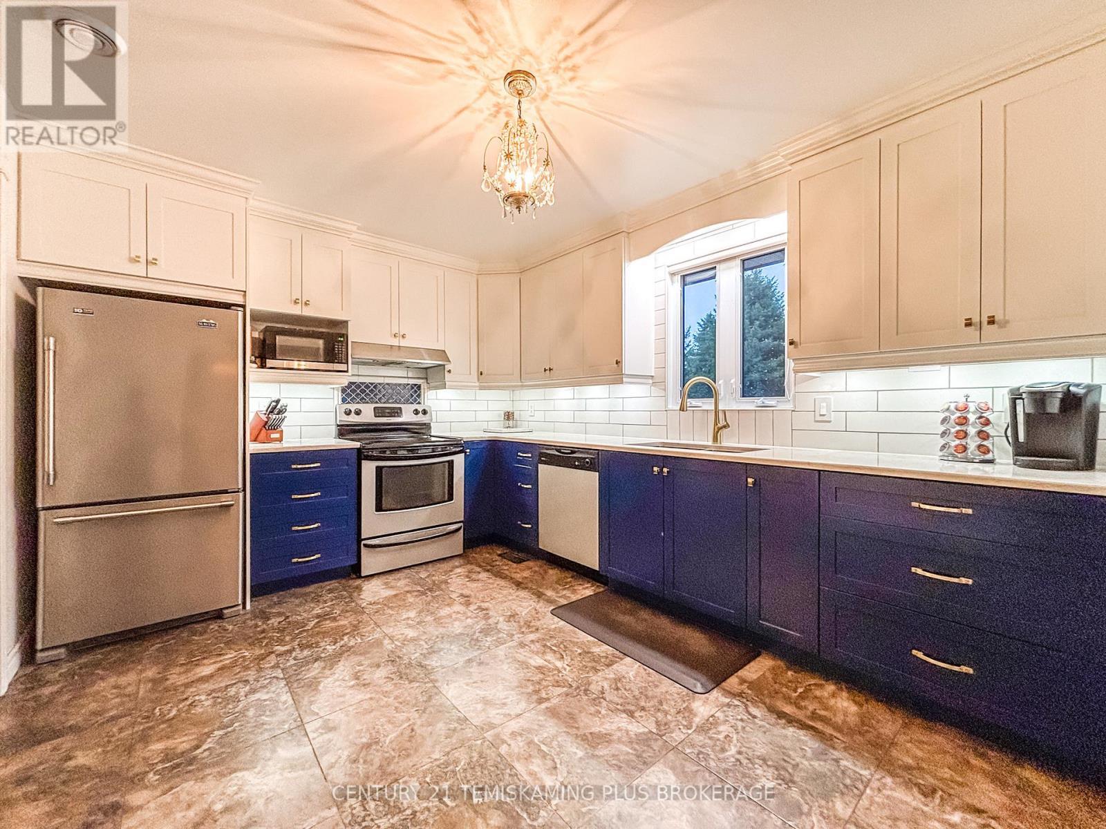278 Laurette Street, Temiskaming Shores (New Liskeard), ON - Indoor Photo Showing Kitchen