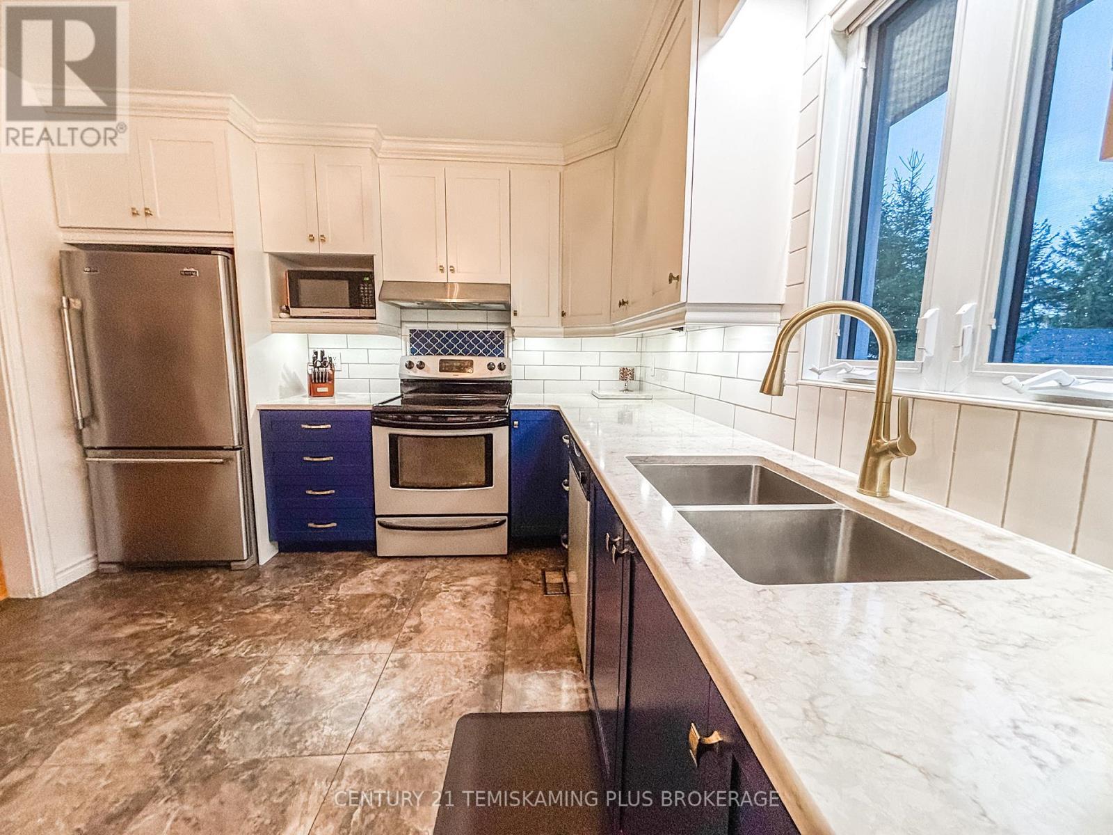 278 Laurette Street, Temiskaming Shores (New Liskeard), ON - Indoor Photo Showing Kitchen With Double Sink