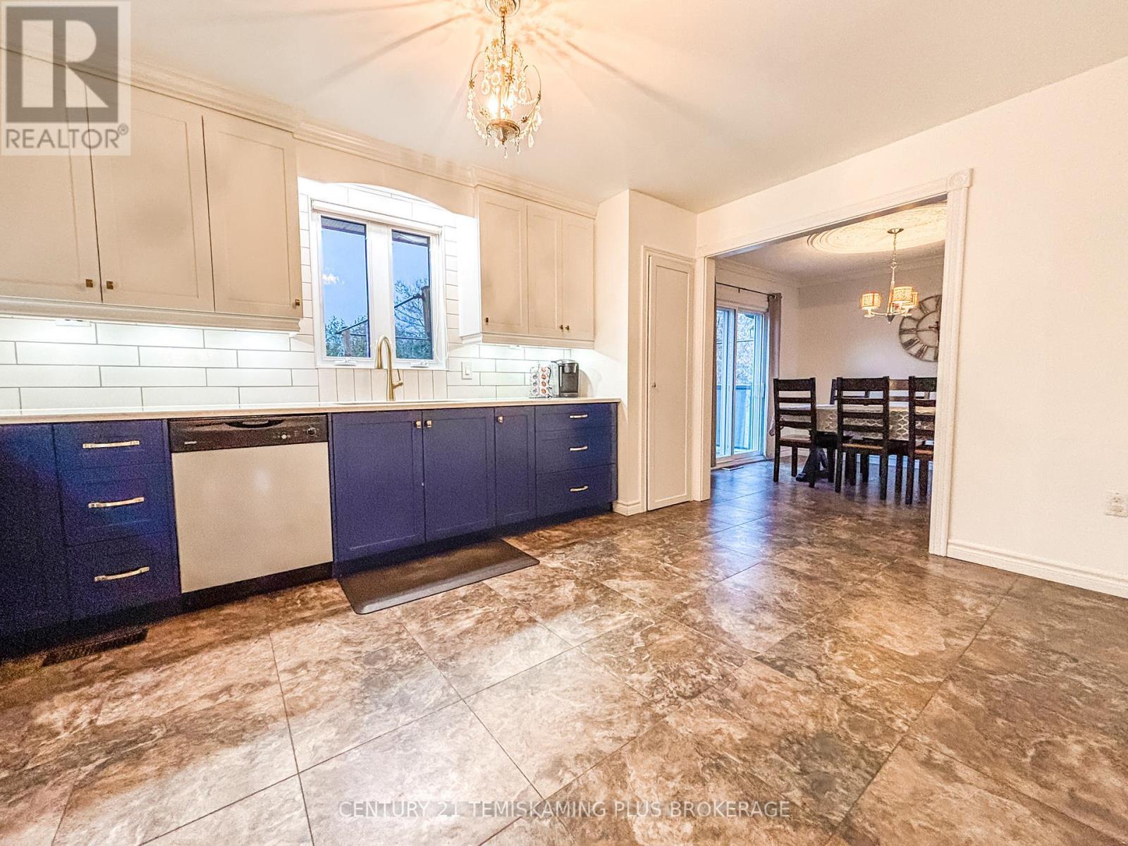 278 Laurette Street, Temiskaming Shores (New Liskeard), ON - Indoor Photo Showing Kitchen