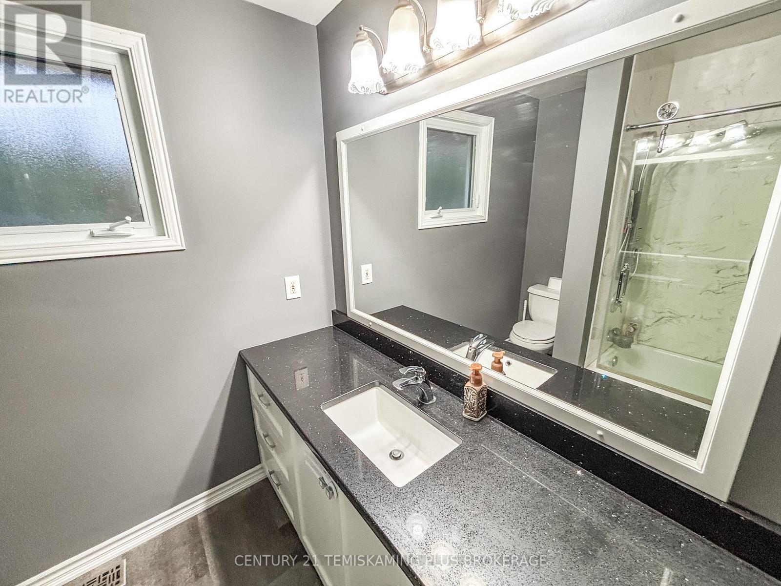278 Laurette Street, Temiskaming Shores (New Liskeard), ON - Indoor Photo Showing Bathroom