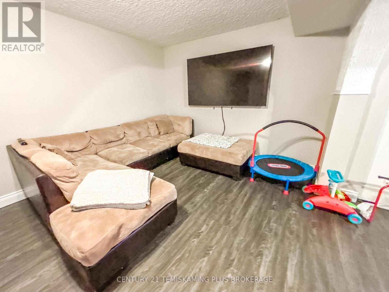 278 Laurette Street, Temiskaming Shores (New Liskeard), ON - Indoor Photo Showing Living Room