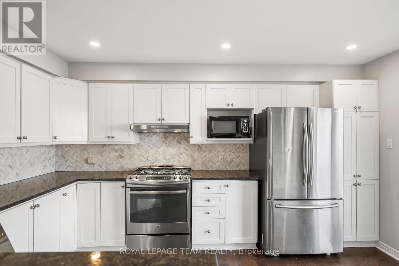 7 San Mateo Drive, Ottawa, ON - Indoor Photo Showing Kitchen With Stainless Steel Kitchen With Upgraded Kitchen