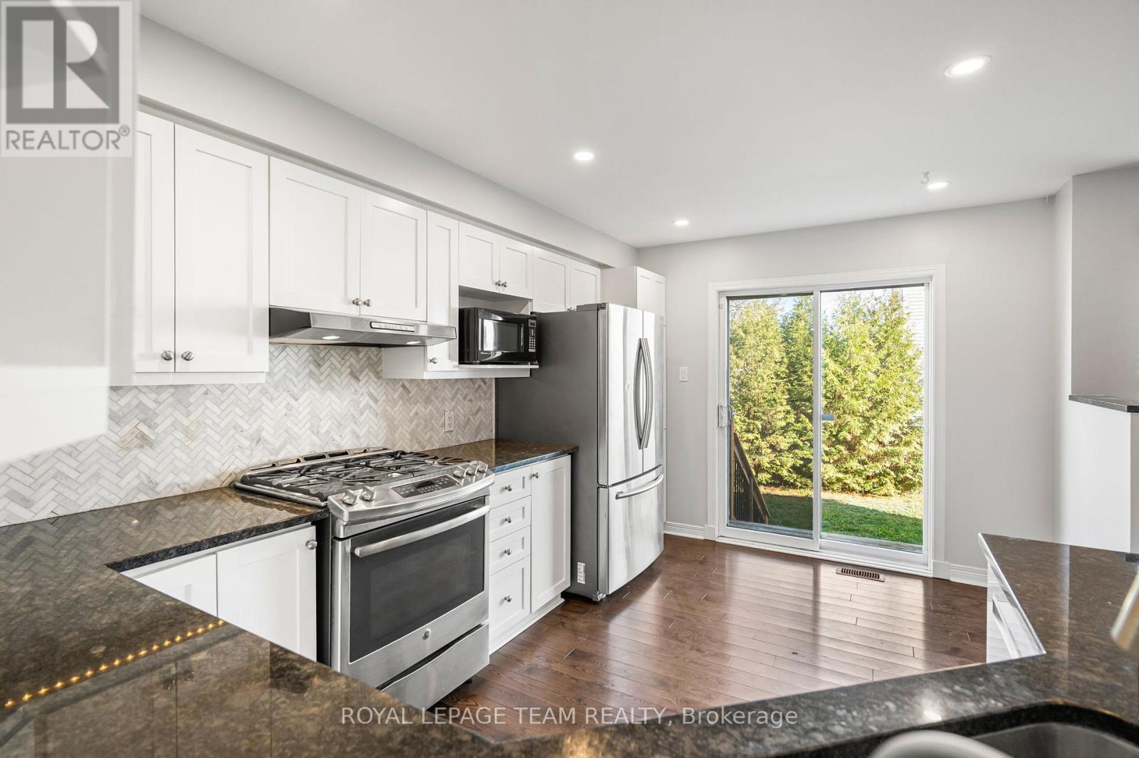 7 San Mateo Drive, Ottawa, ON - Indoor Photo Showing Kitchen With Stainless Steel Kitchen With Upgraded Kitchen