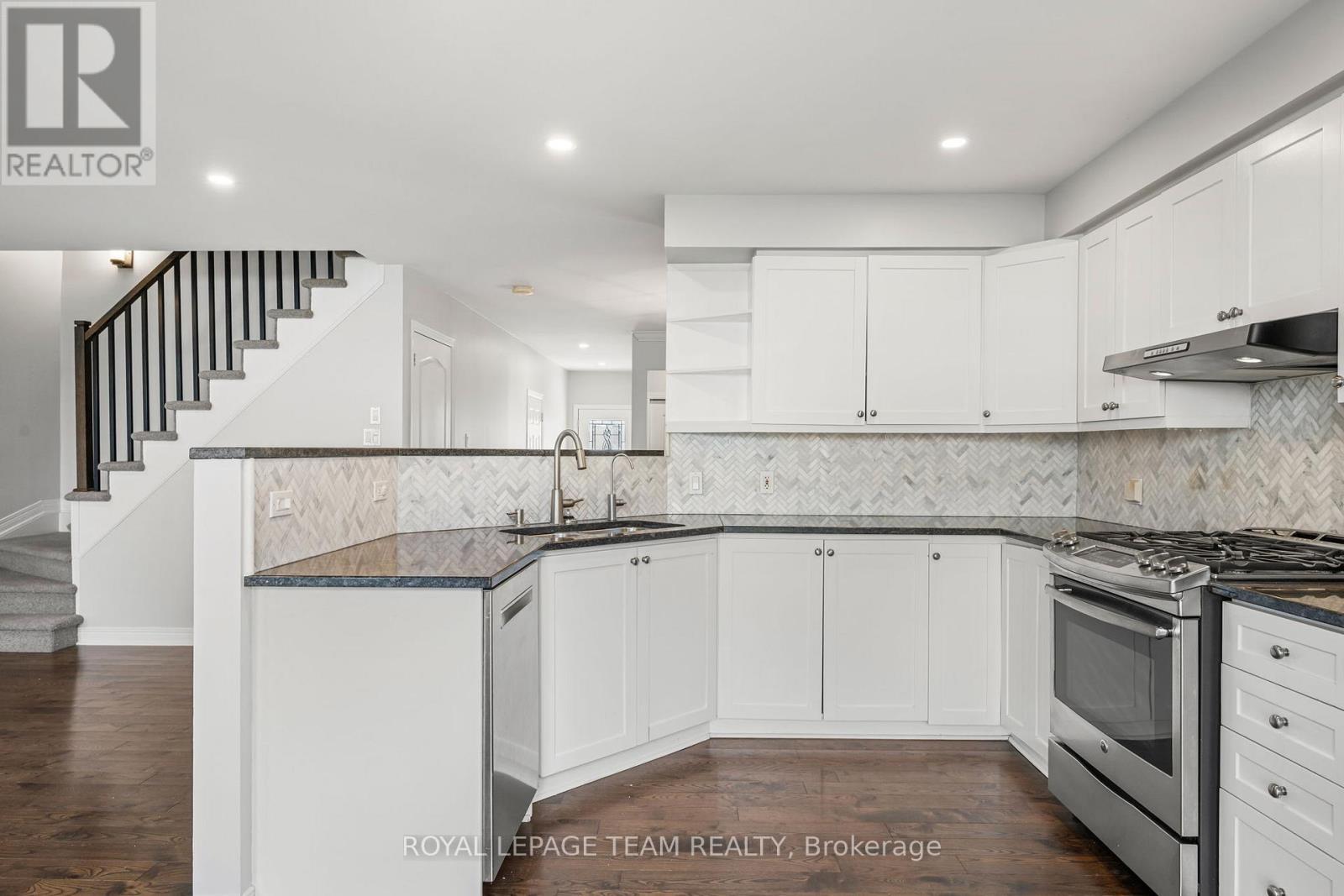 7 San Mateo Drive, Ottawa, ON - Indoor Photo Showing Kitchen With Upgraded Kitchen