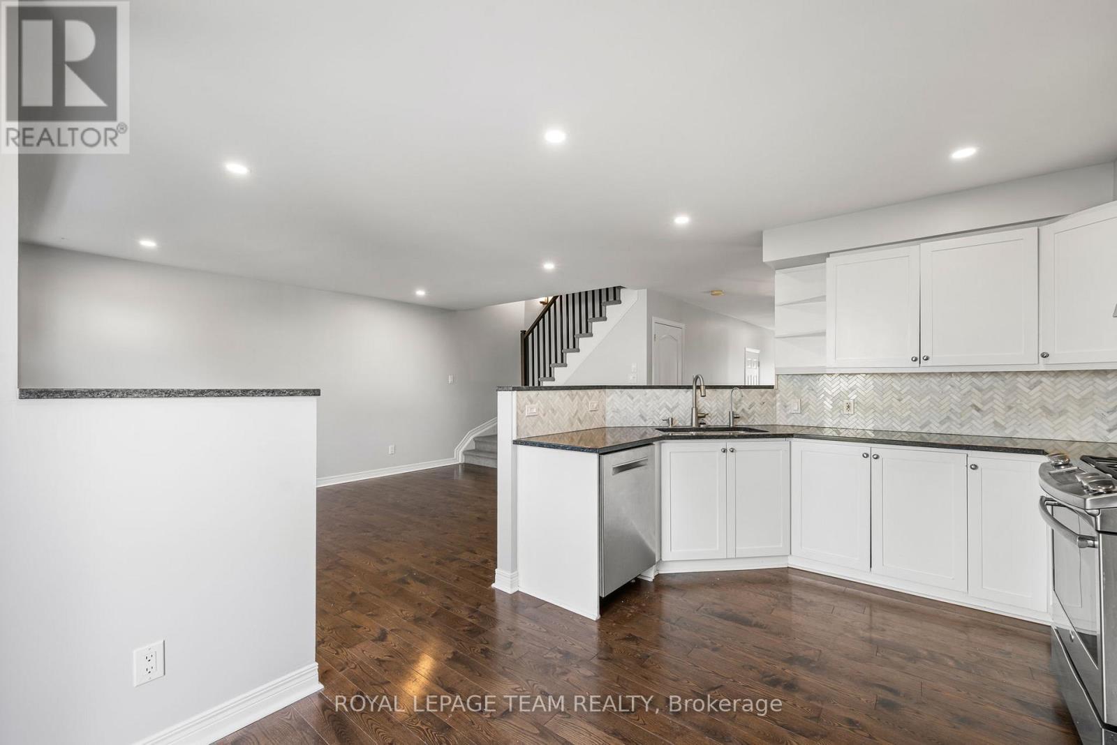 7 San Mateo Drive, Ottawa, ON - Indoor Photo Showing Kitchen