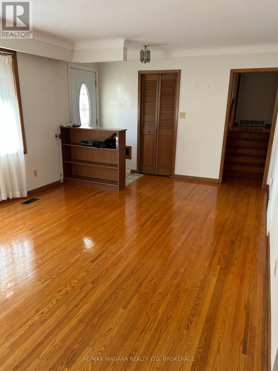 LIVINGROOM & FRONT ENTRANCE - 4367 Maplewood Avenue W, Niagara Falls (Morrison), ON - Indoor