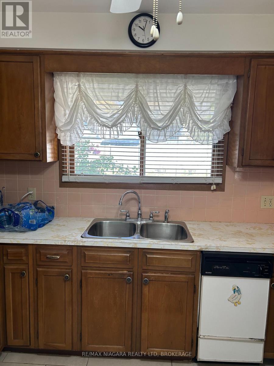 4367 Maplewood Avenue W, Niagara Falls (Morrison), ON - Indoor Photo Showing Kitchen With Double Sink