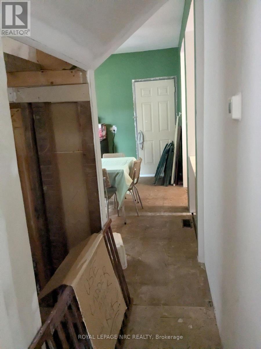 Main floor hallway - 4742 Epworth Circle, Niagara Falls (Downtown), ON - Indoor Photo Showing Other Room