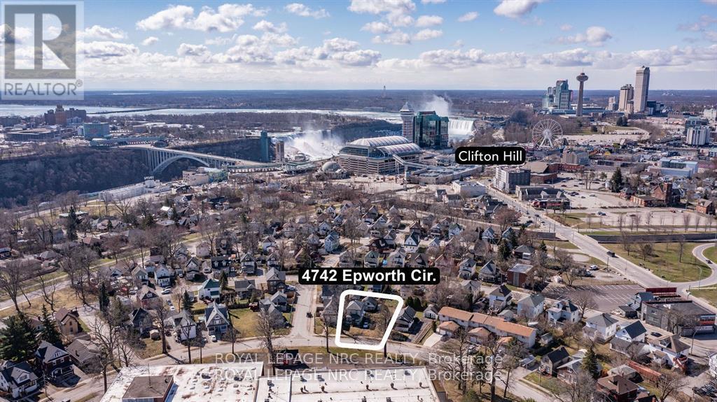 4742 Epworth Circle, Niagara Falls (Downtown), ON - Outdoor With View