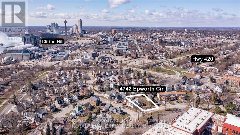 4742 Epworth Circle, Niagara Falls (Downtown), ON - Outdoor With View