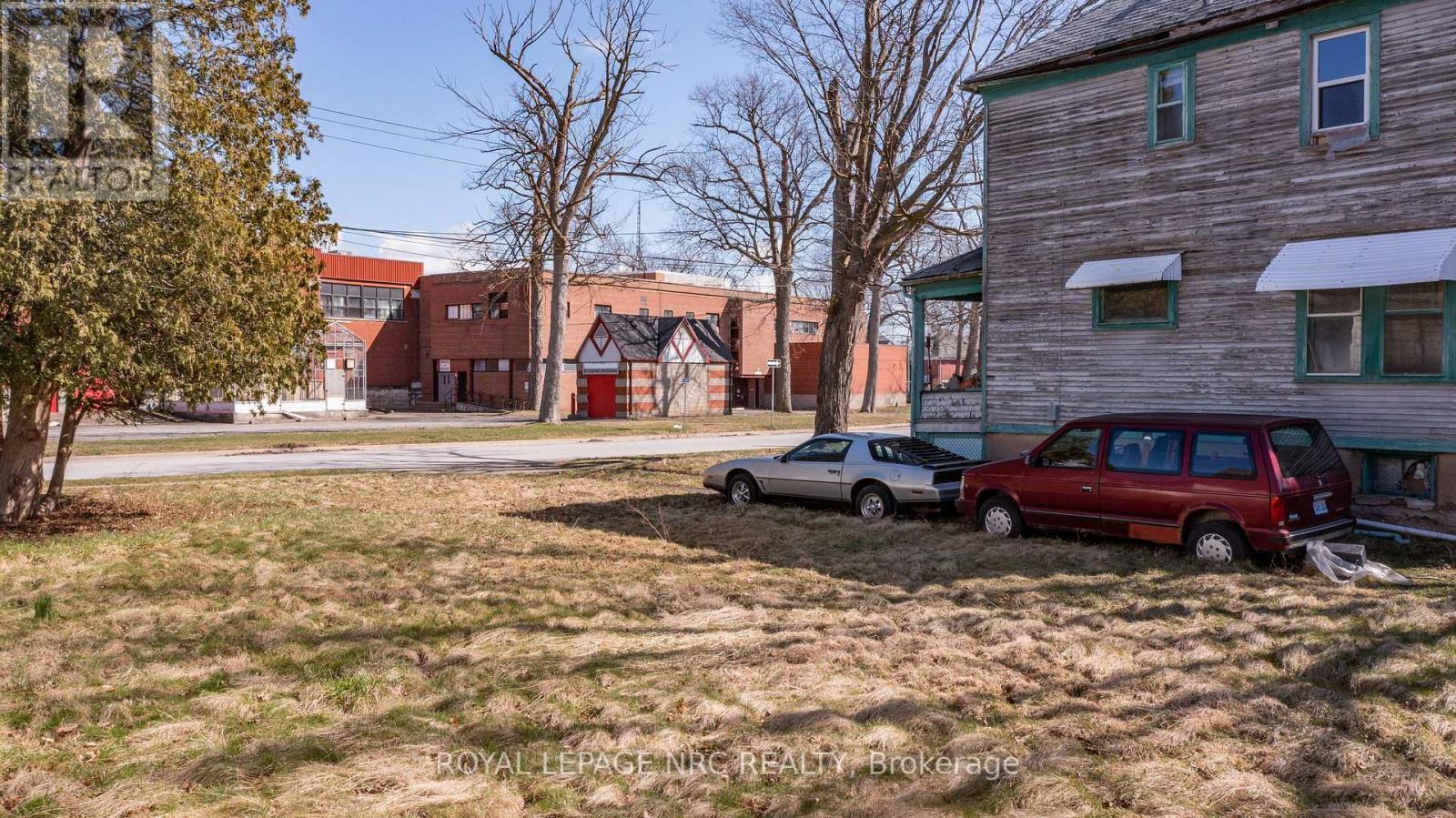 4742 Epworth Circle, Niagara Falls (Downtown), ON - Outdoor