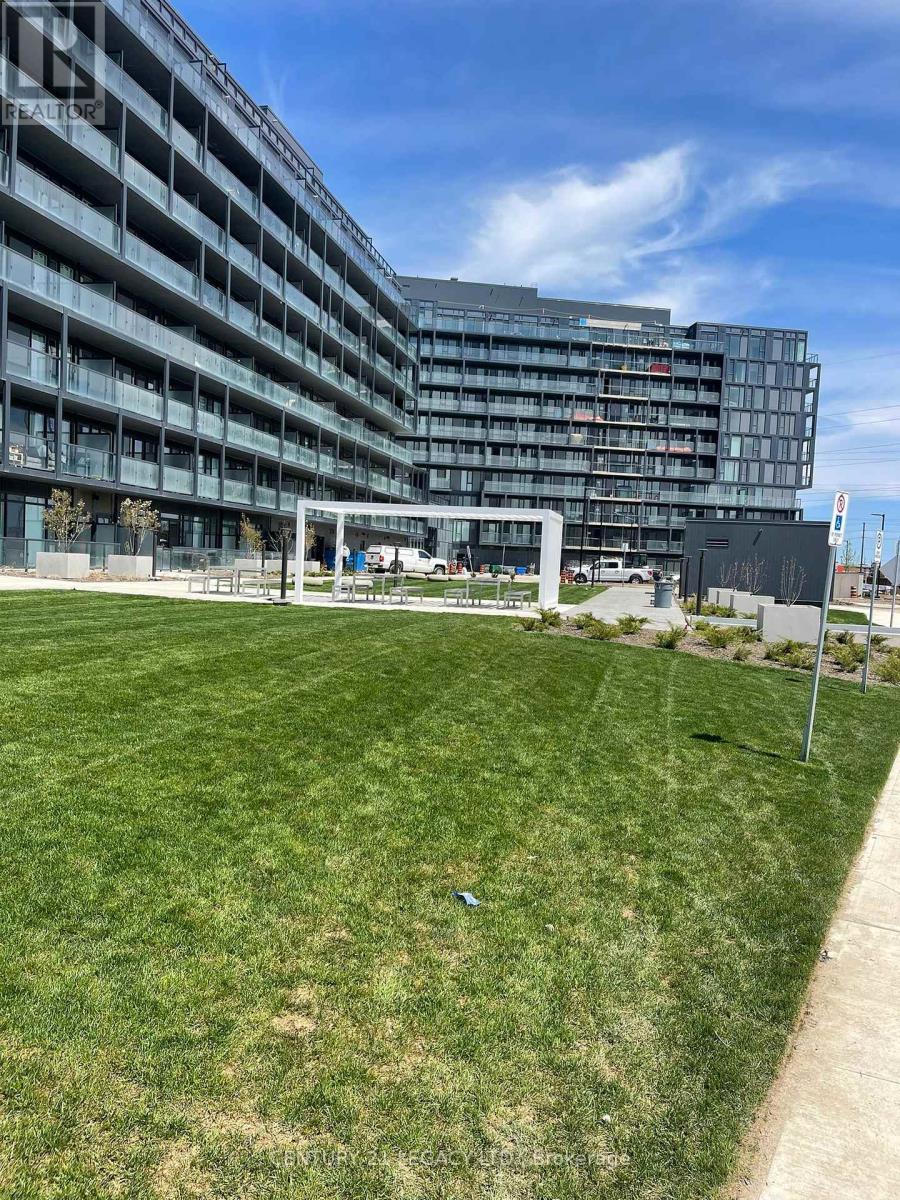 B1002 - 3200 Dakota Common, Burlington, ON - Outdoor