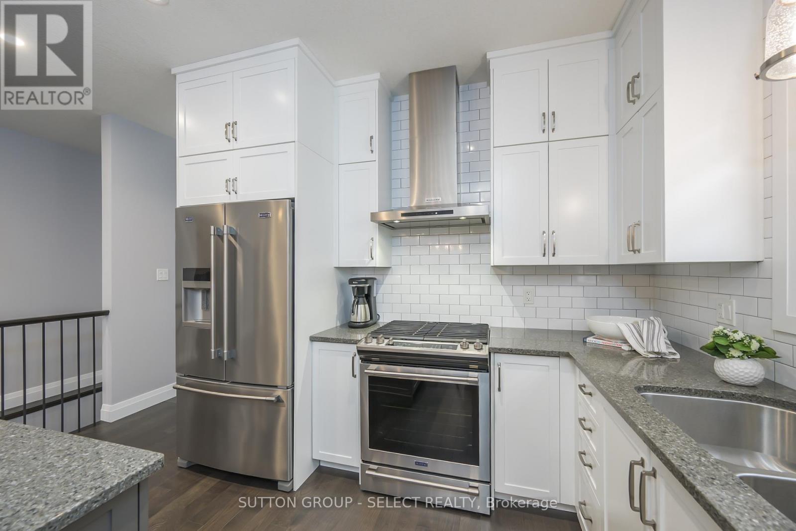 697 Barker Street, Strathroy-Caradoc (Mount Brydges), ON - Indoor Photo Showing Kitchen
