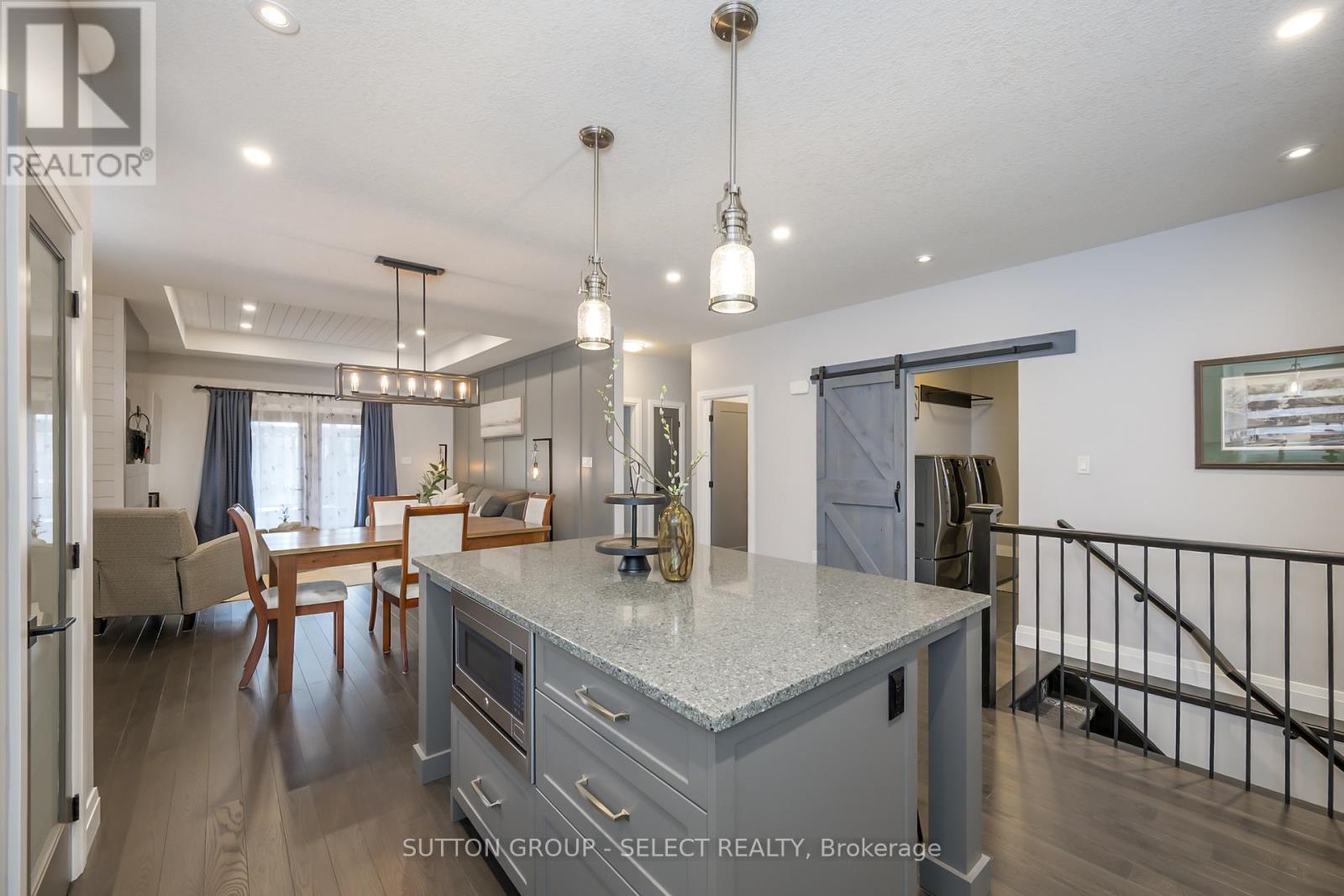 697 Barker Street, Strathroy-Caradoc (Mount Brydges), ON - Indoor Photo Showing Kitchen With Upgraded Kitchen