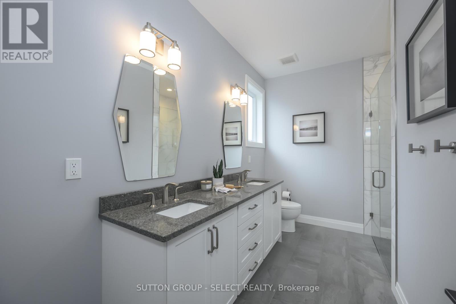 697 Barker Street, Strathroy-Caradoc (Mount Brydges), ON - Indoor Photo Showing Bathroom