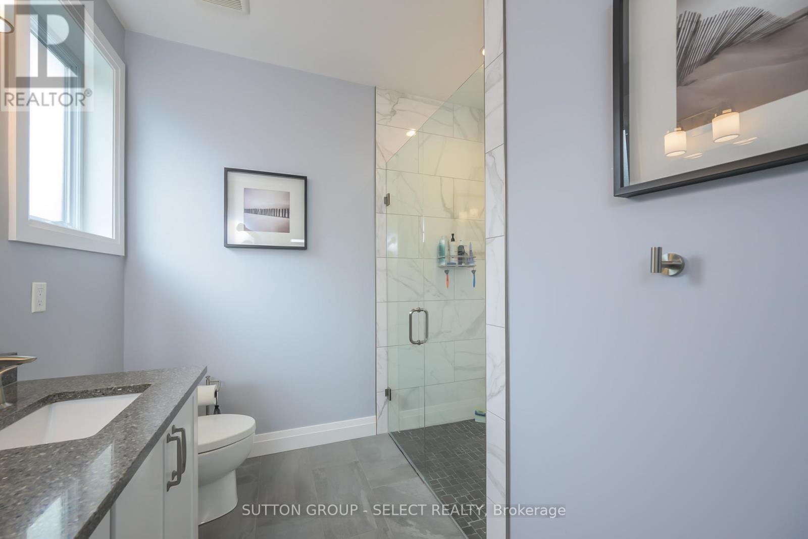 697 Barker Street, Strathroy-Caradoc (Mount Brydges), ON - Indoor Photo Showing Bathroom