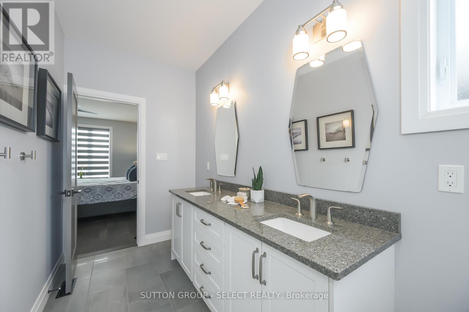 697 Barker Street, Strathroy-Caradoc (Mount Brydges), ON - Indoor Photo Showing Bathroom