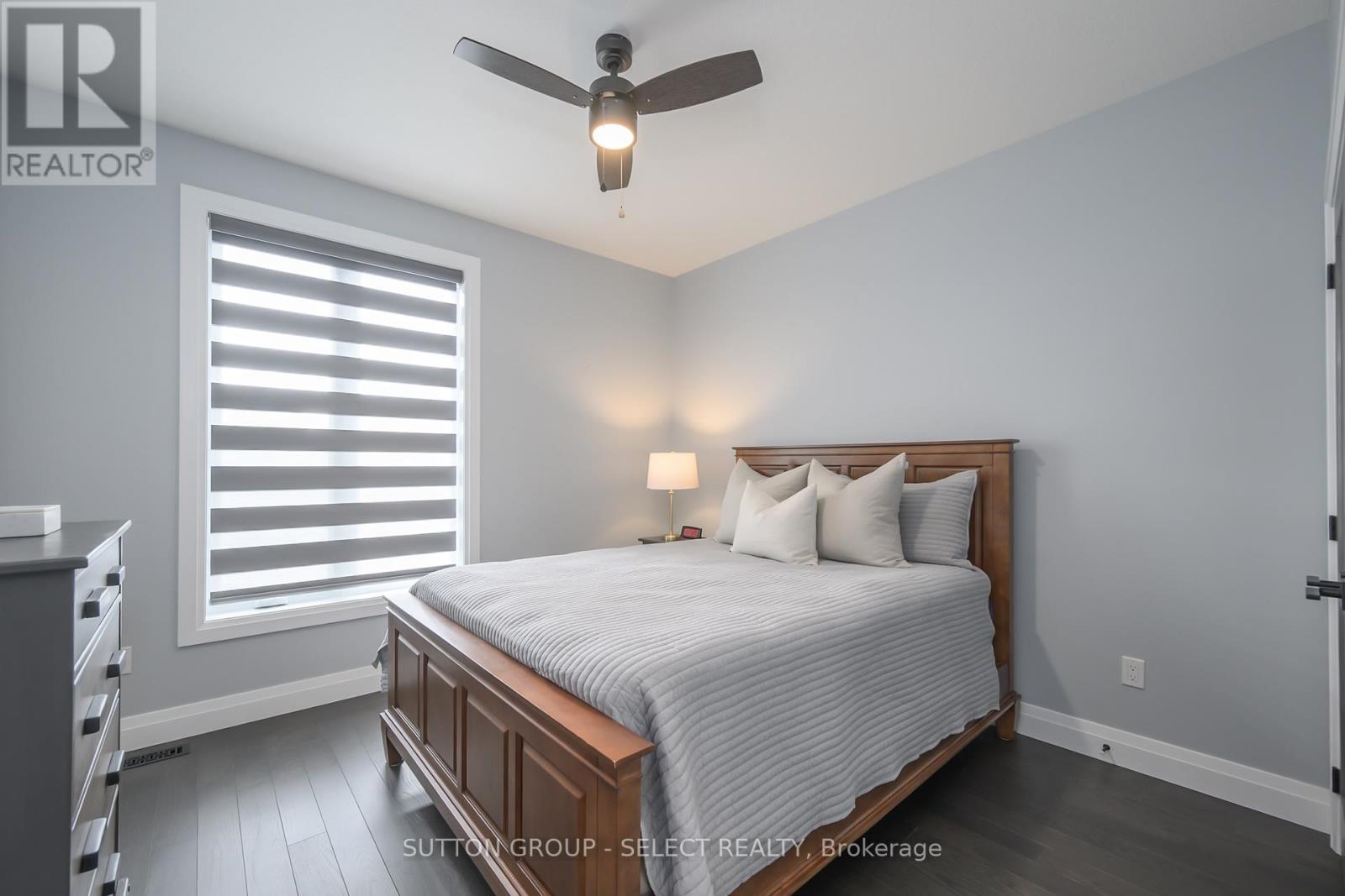 697 Barker Street, Strathroy-Caradoc (Mount Brydges), ON - Indoor Photo Showing Bedroom