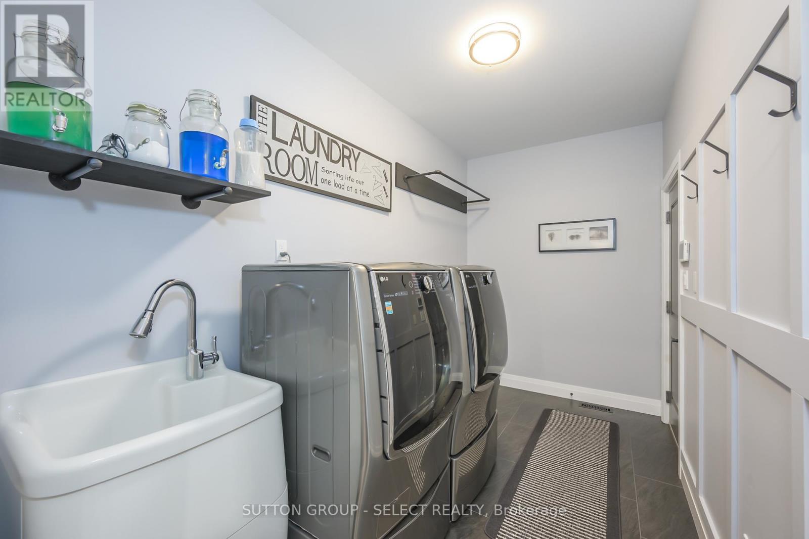 697 Barker Street, Strathroy-Caradoc (Mount Brydges), ON - Indoor Photo Showing Laundry Room
