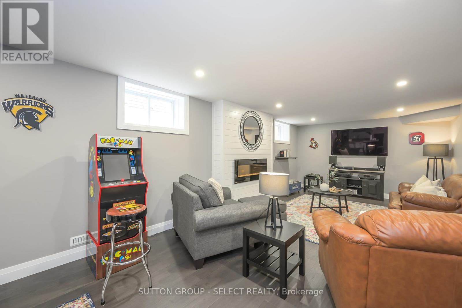 697 Barker Street, Strathroy-Caradoc (Mount Brydges), ON - Indoor With Fireplace