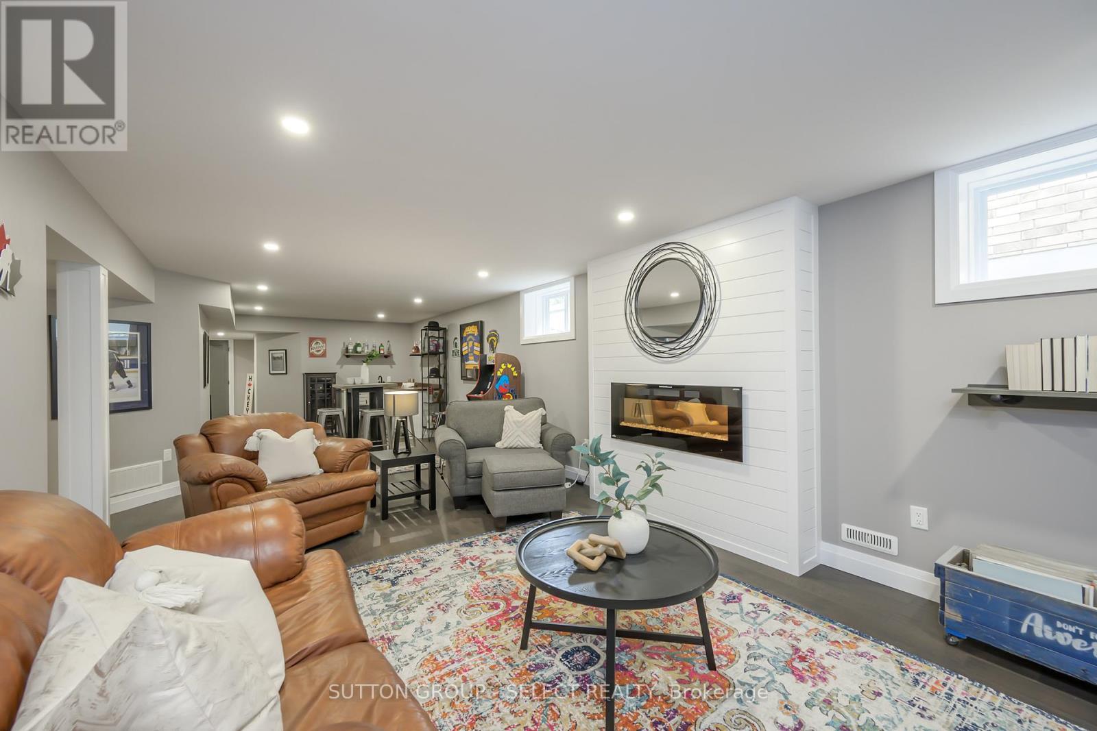 697 Barker Street, Strathroy-Caradoc (Mount Brydges), ON - Indoor Photo Showing Living Room With Fireplace