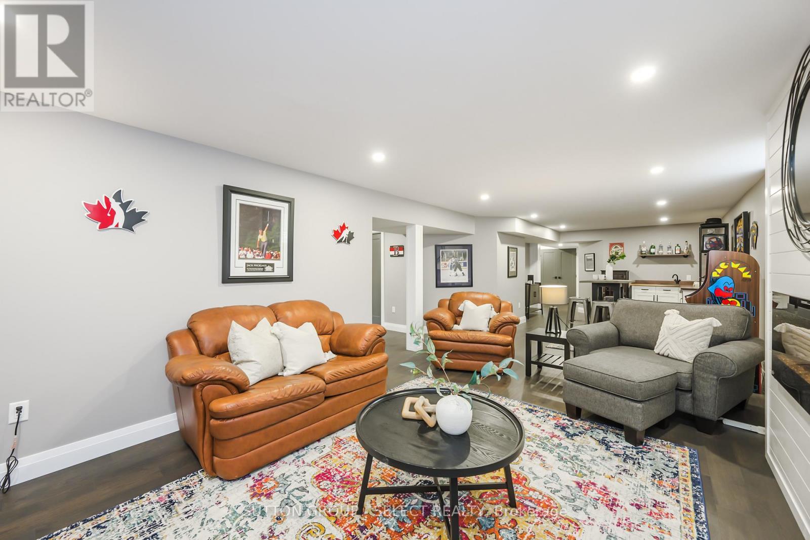 697 Barker Street, Strathroy-Caradoc (Mount Brydges), ON - Indoor Photo Showing Living Room