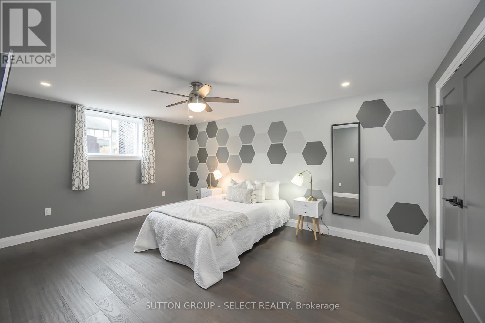 697 Barker Street, Strathroy-Caradoc (Mount Brydges), ON - Indoor Photo Showing Bedroom