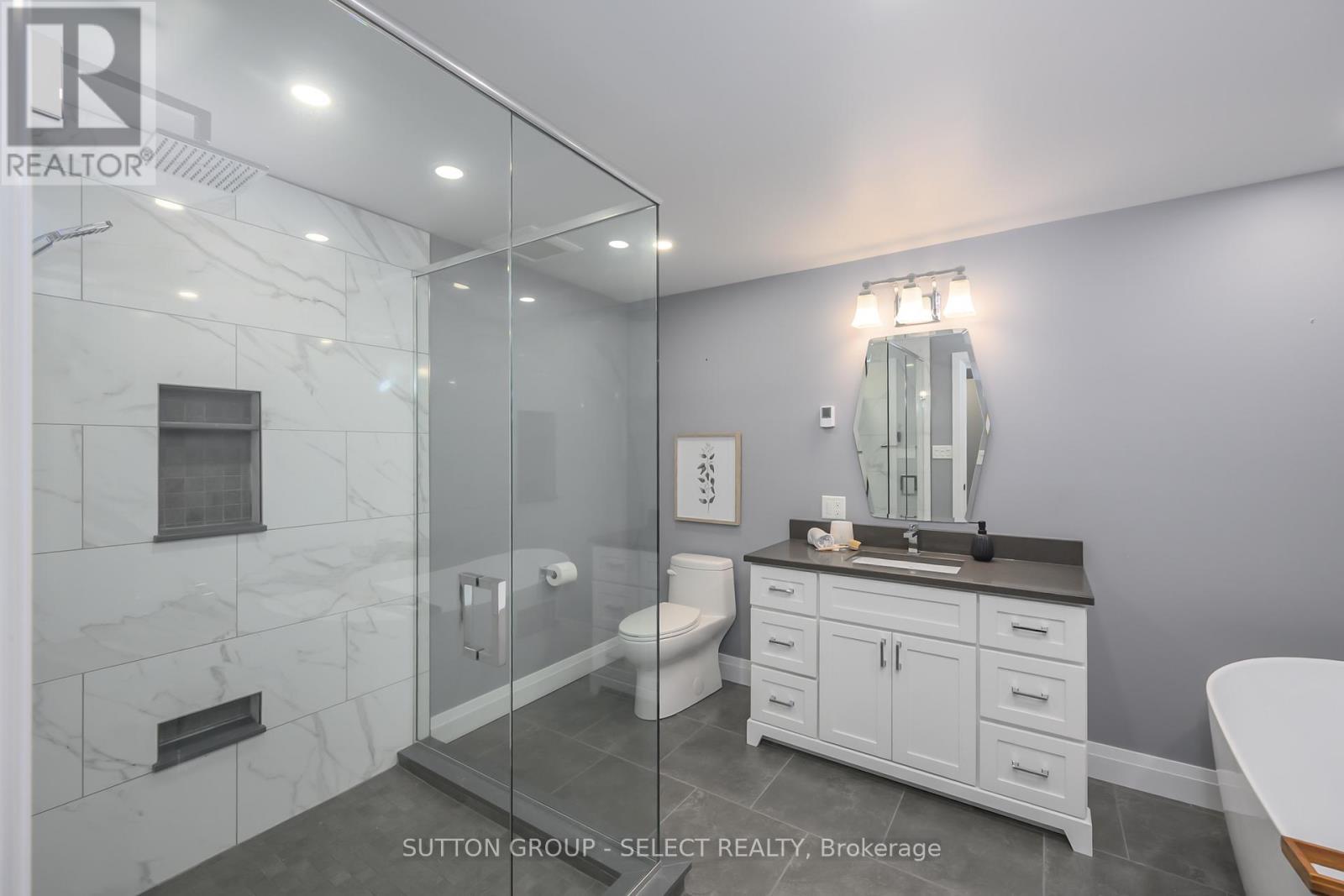 697 Barker Street, Strathroy-Caradoc (Mount Brydges), ON - Indoor Photo Showing Bathroom