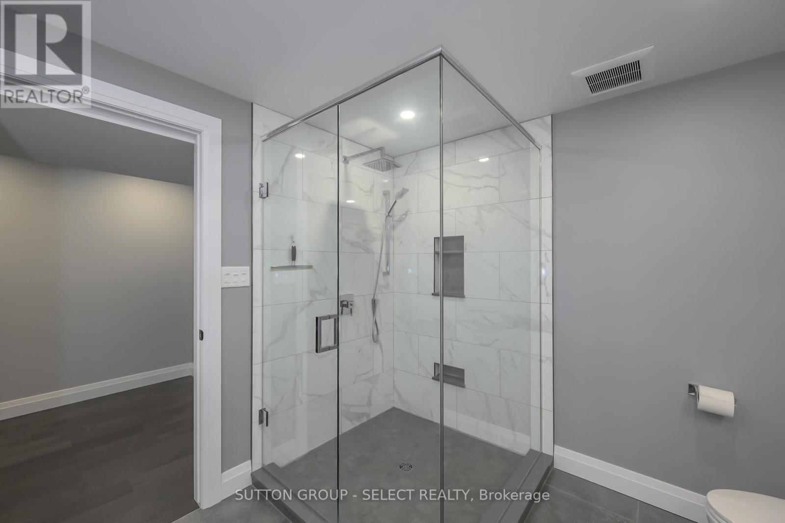697 Barker Street, Strathroy-Caradoc (Mount Brydges), ON - Indoor Photo Showing Bathroom