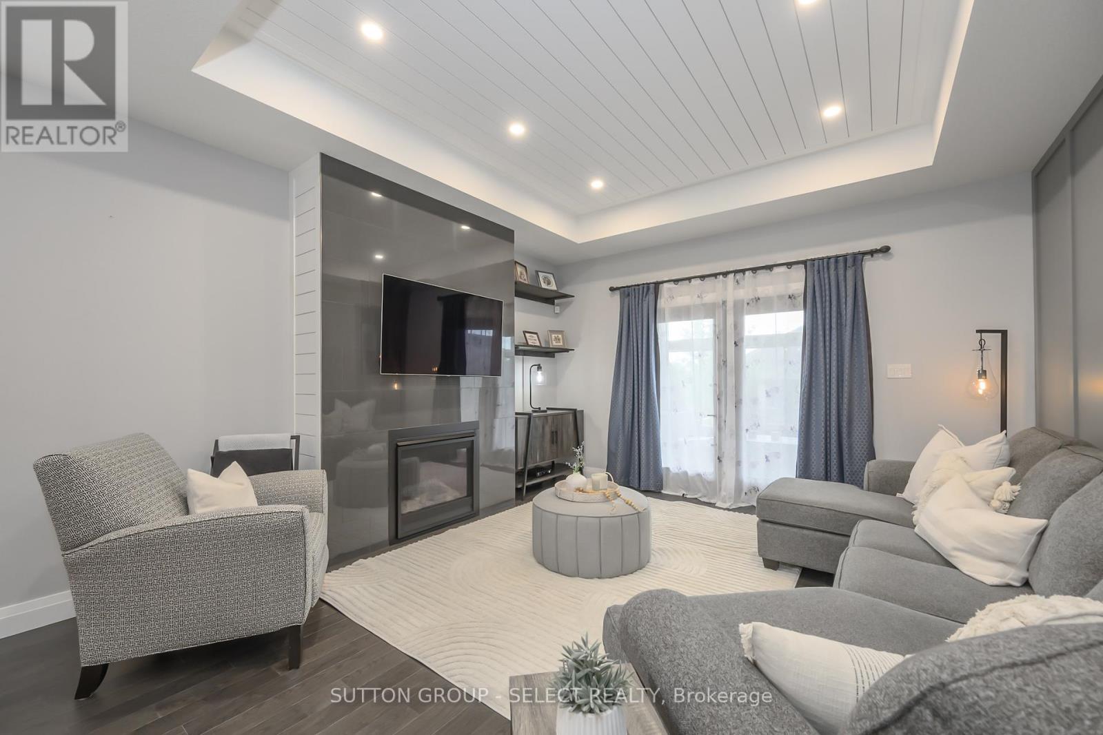 697 Barker Street, Strathroy-Caradoc (Mount Brydges), ON - Indoor Photo Showing Living Room With Fireplace