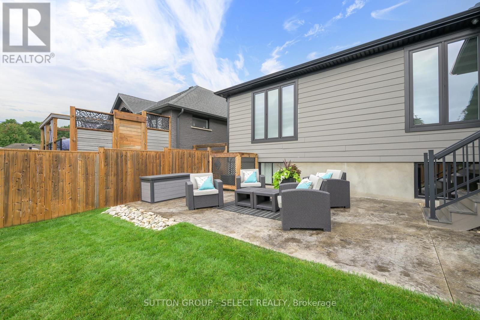 697 Barker Street, Strathroy-Caradoc (Mount Brydges), ON - Outdoor With Deck Patio Veranda With Exterior
