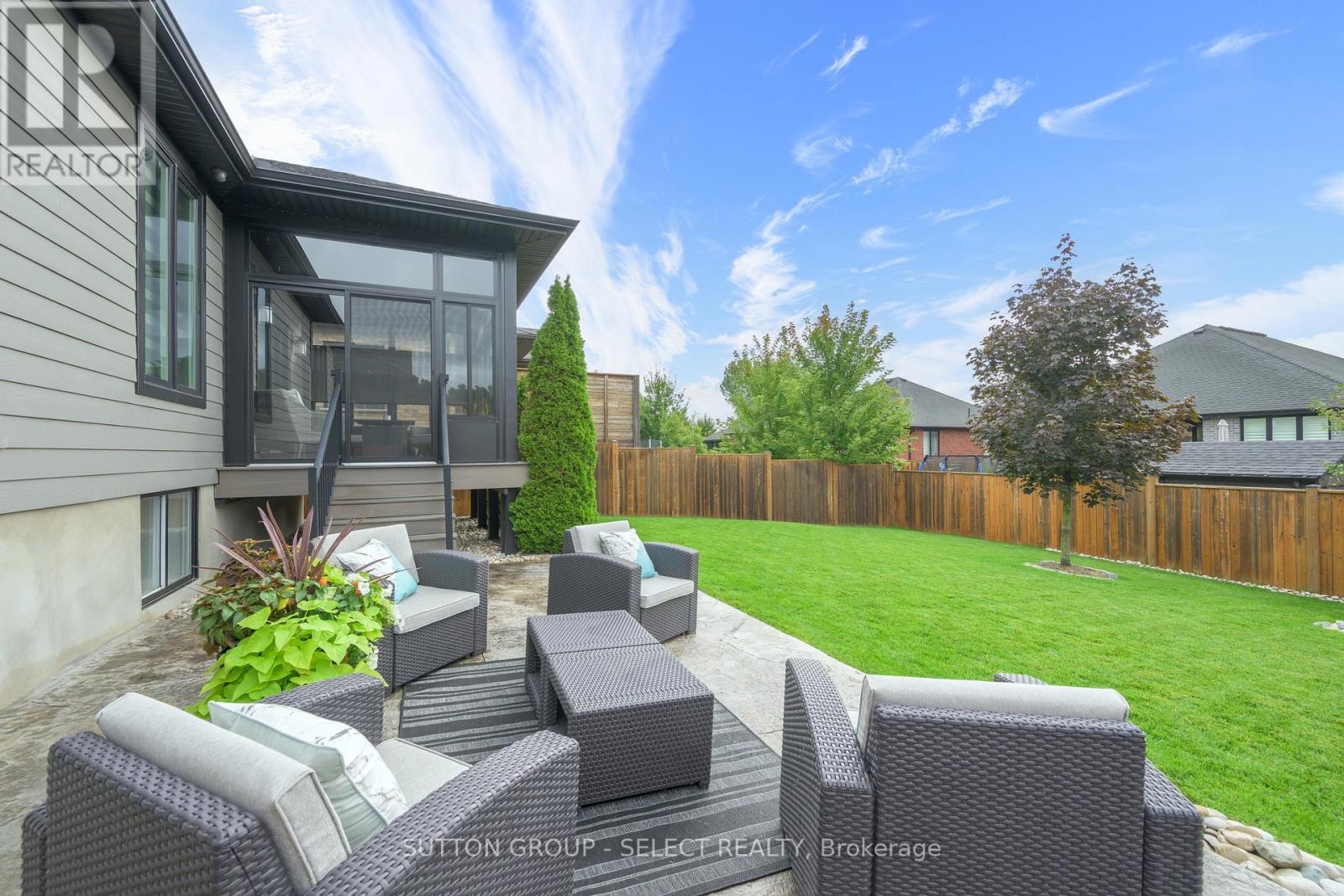 697 Barker Street, Strathroy-Caradoc (Mount Brydges), ON - Outdoor With Deck Patio Veranda