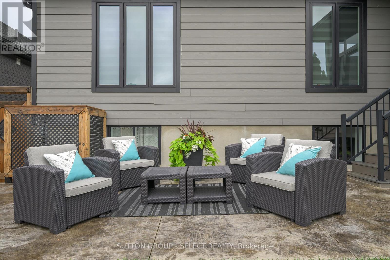 697 Barker Street, Strathroy-Caradoc (Mount Brydges), ON - Outdoor With Deck Patio Veranda With Exterior