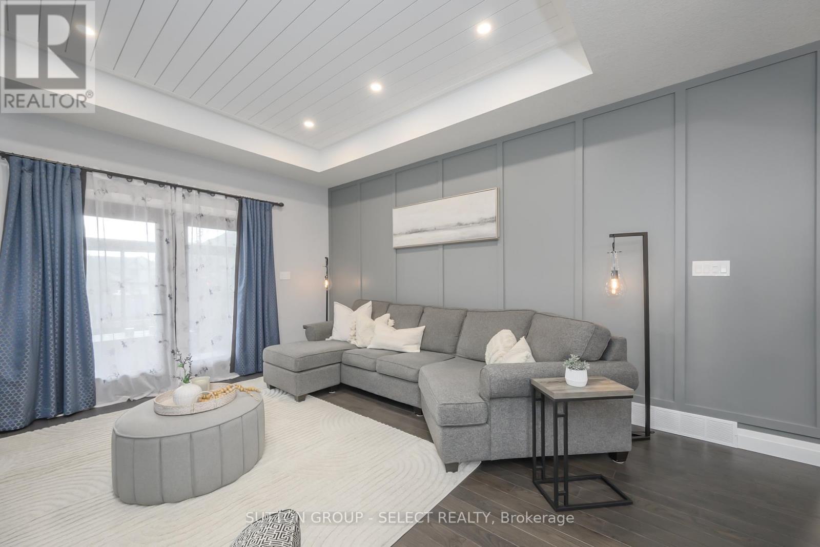 697 Barker Street, Strathroy-Caradoc (Mount Brydges), ON - Indoor Photo Showing Living Room