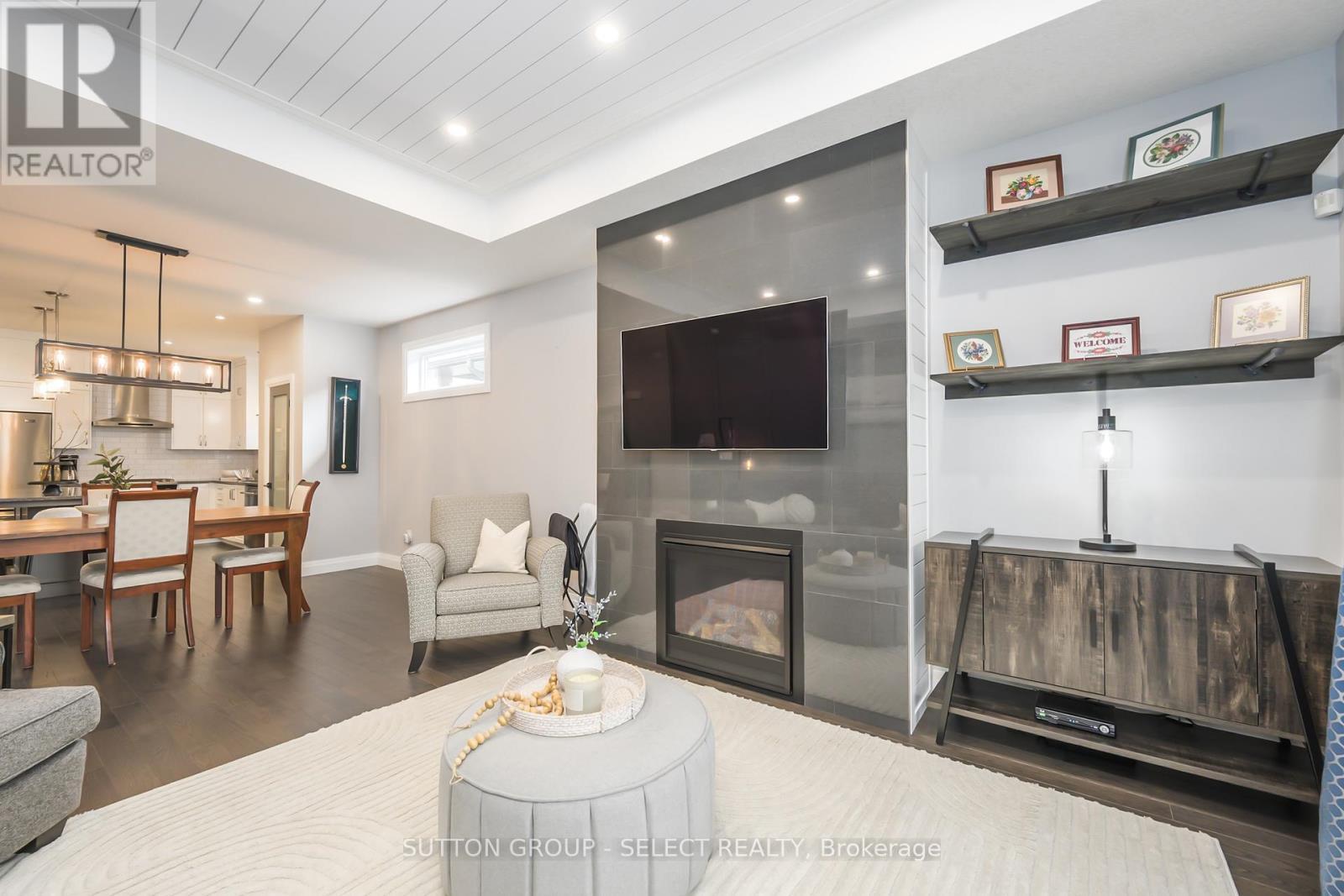697 Barker Street, Strathroy-Caradoc (Mount Brydges), ON - Indoor Photo Showing Living Room With Fireplace