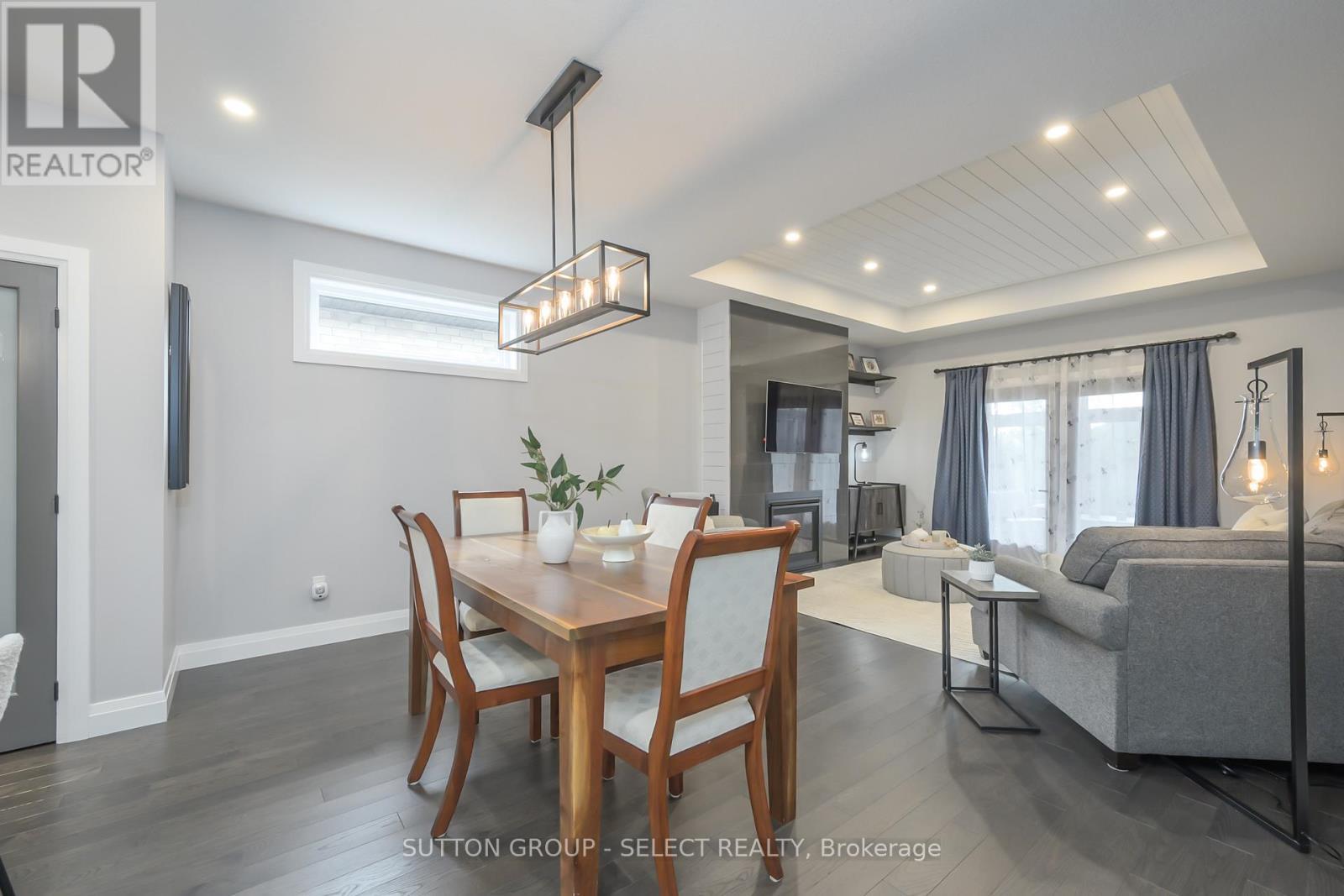 697 Barker Street, Strathroy-Caradoc (Mount Brydges), ON - Indoor Photo Showing Dining Room