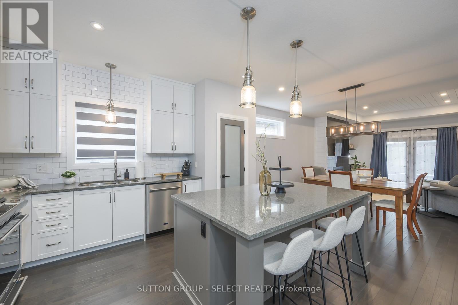 697 Barker Street, Strathroy-Caradoc (Mount Brydges), ON - Indoor Photo Showing Kitchen With Upgraded Kitchen
