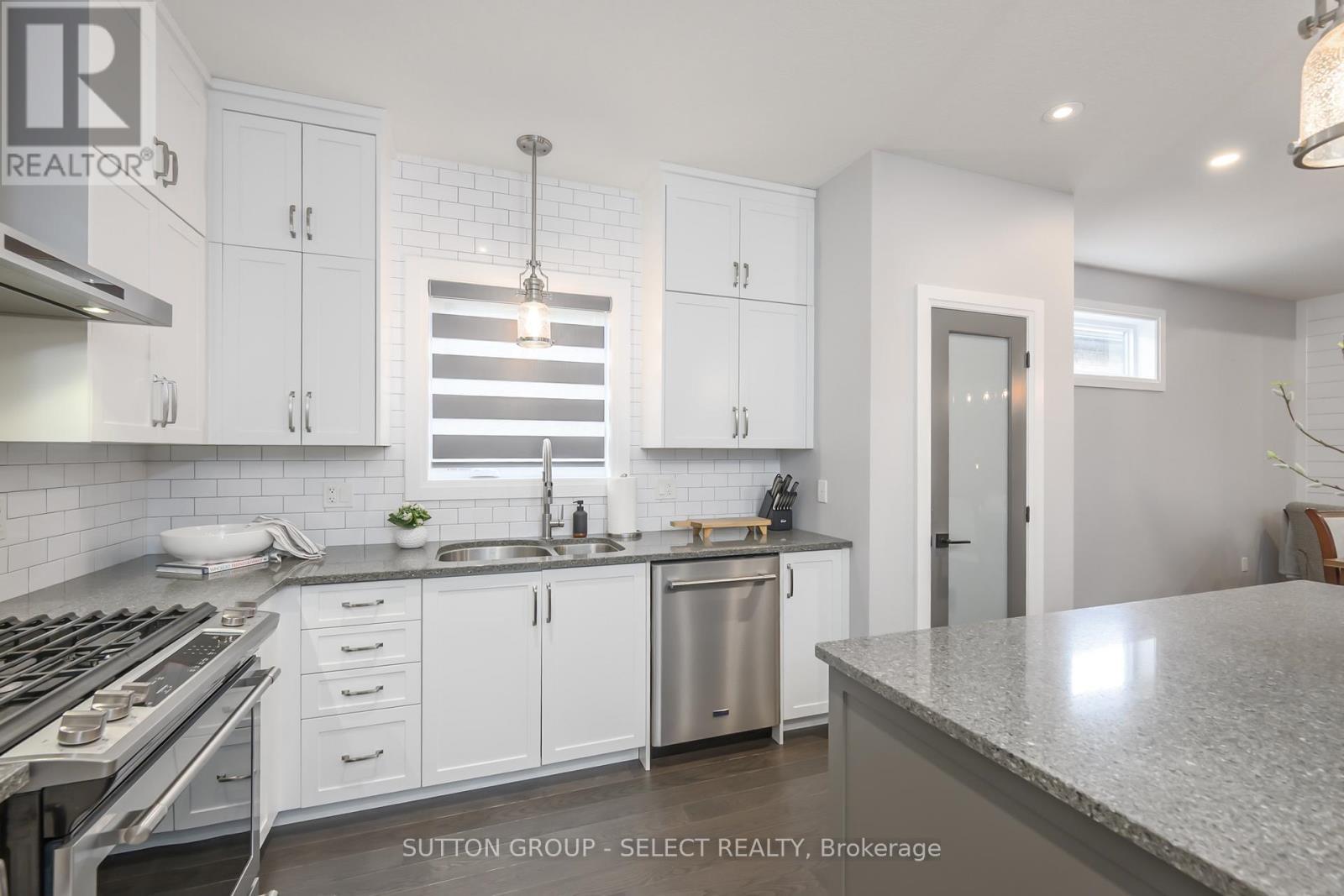 697 Barker Street, Strathroy-Caradoc (Mount Brydges), ON - Indoor Photo Showing Kitchen With Double Sink With Upgraded Kitchen