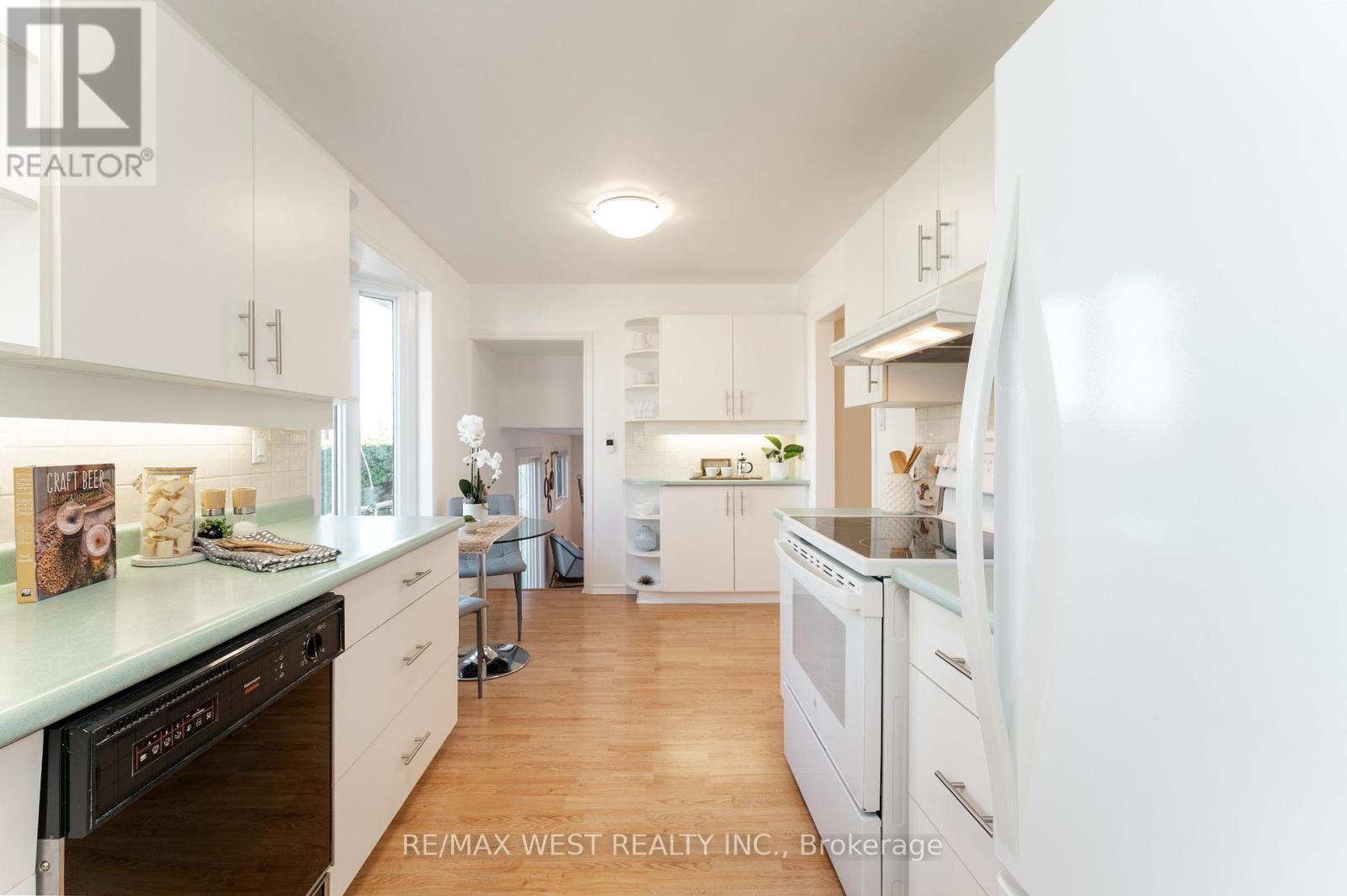 25 Bryant Road, Ajax, ON - Indoor Photo Showing Kitchen With Upgraded Kitchen