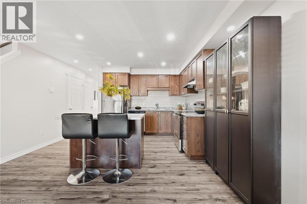 1989 S Ottawa Street S Unit# 47, Kitchener, ON - Indoor Photo Showing Kitchen With Upgraded Kitchen