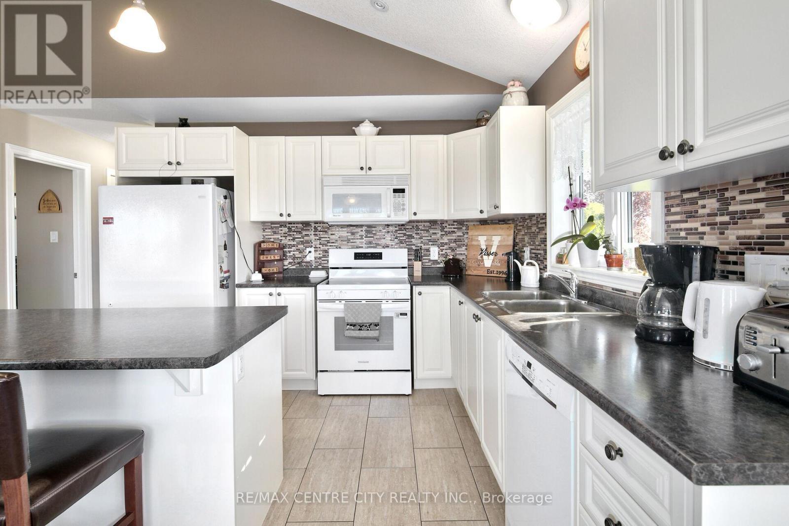 595224 4Th Line, Blue Mountains, ON - Indoor Photo Showing Kitchen With Double Sink