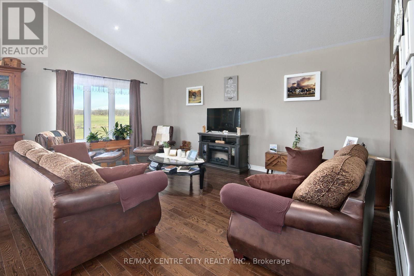 595224 4Th Line, Blue Mountains, ON - Indoor Photo Showing Living Room