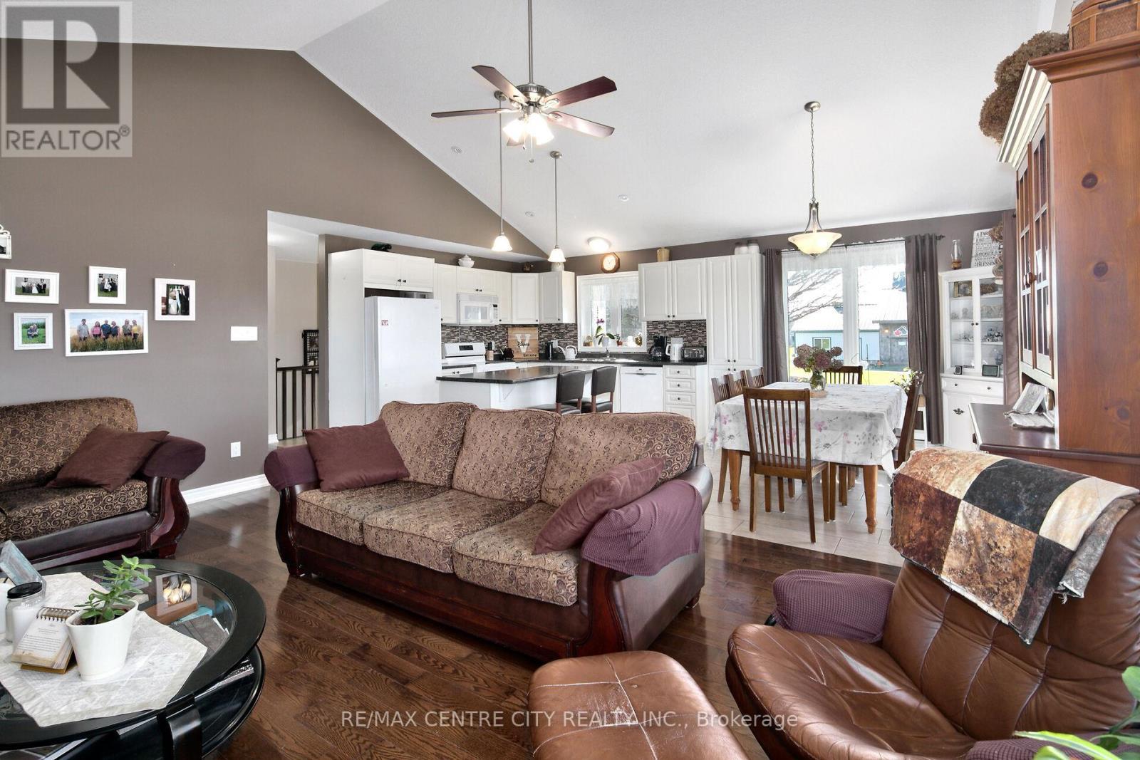 595224 4Th Line, Blue Mountains, ON - Indoor Photo Showing Living Room