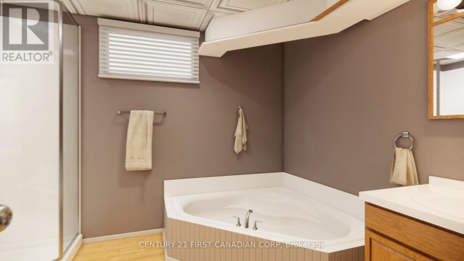 291 24 Highway W, Norfolk, ON - Indoor Photo Showing Bathroom