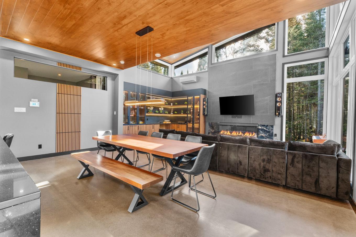 Dining room - 2033 Ch. Du Boisé, Notre-Dame-De-La-Merci, QC - Indoor With Fireplace