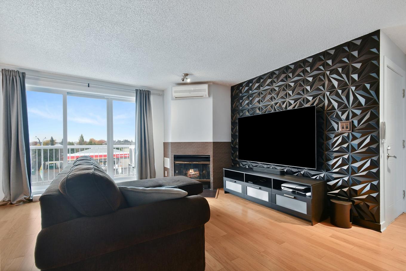 Salon - 8-1191 Boul. Iberville, Repentigny (Repentigny), QC - Indoor Photo Showing Living Room With Fireplace