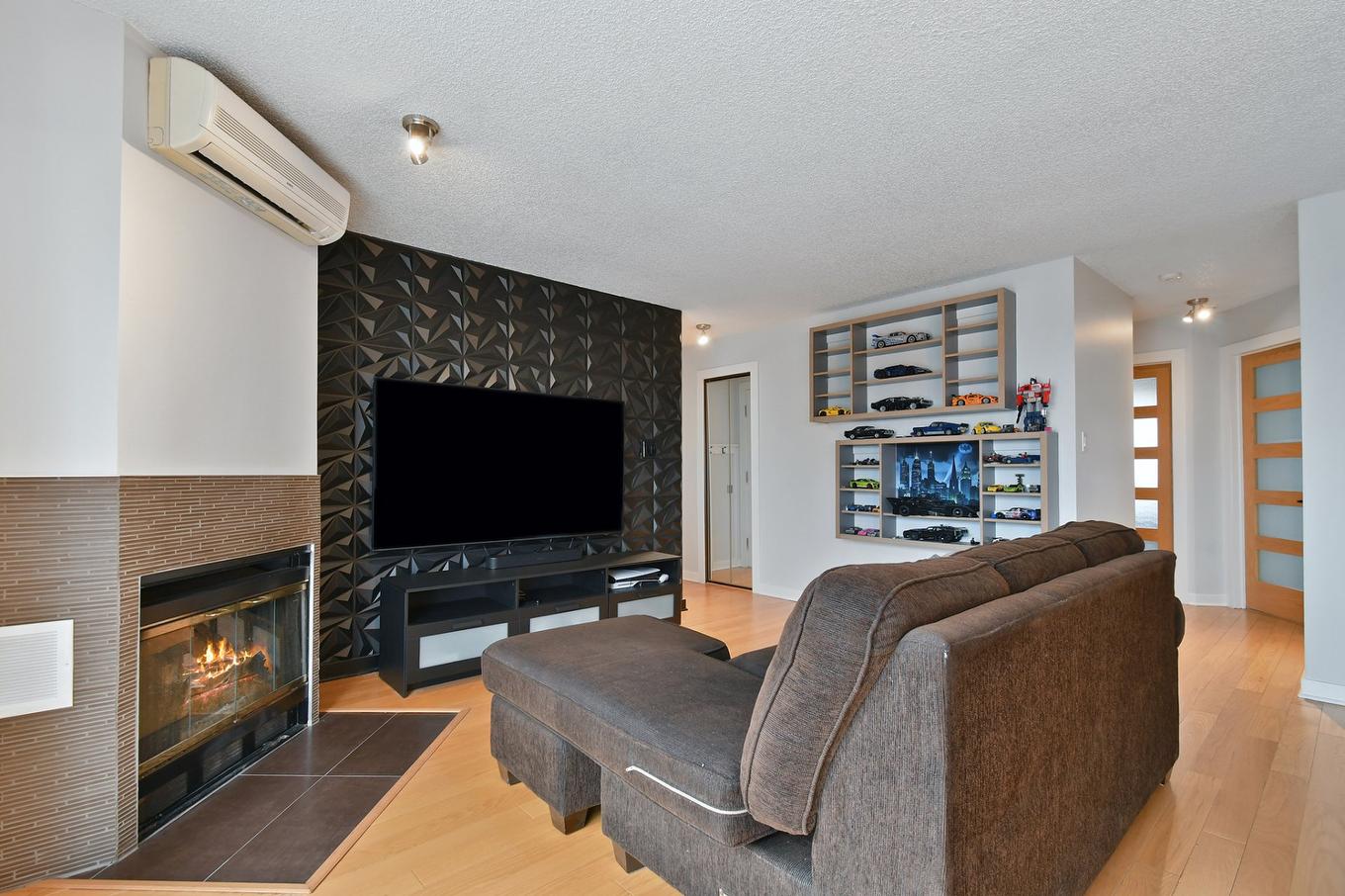 Salon - 8-1191 Boul. Iberville, Repentigny (Repentigny), QC - Indoor Photo Showing Living Room With Fireplace