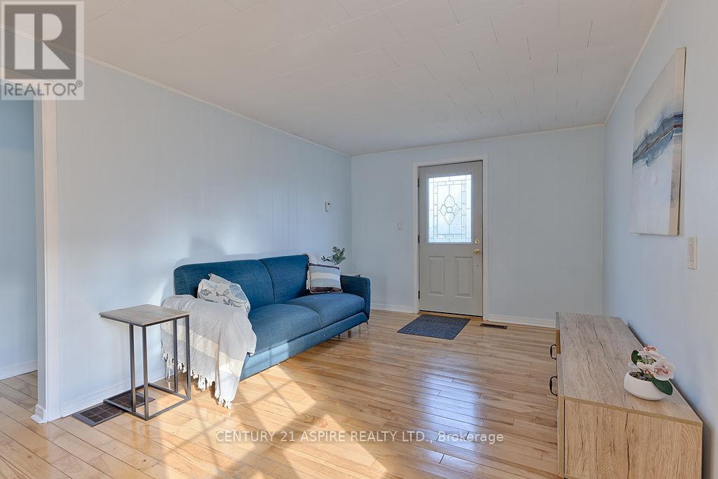 208 Golf Course Road, Laurentian Valley, ON - Indoor Photo Showing Living Room